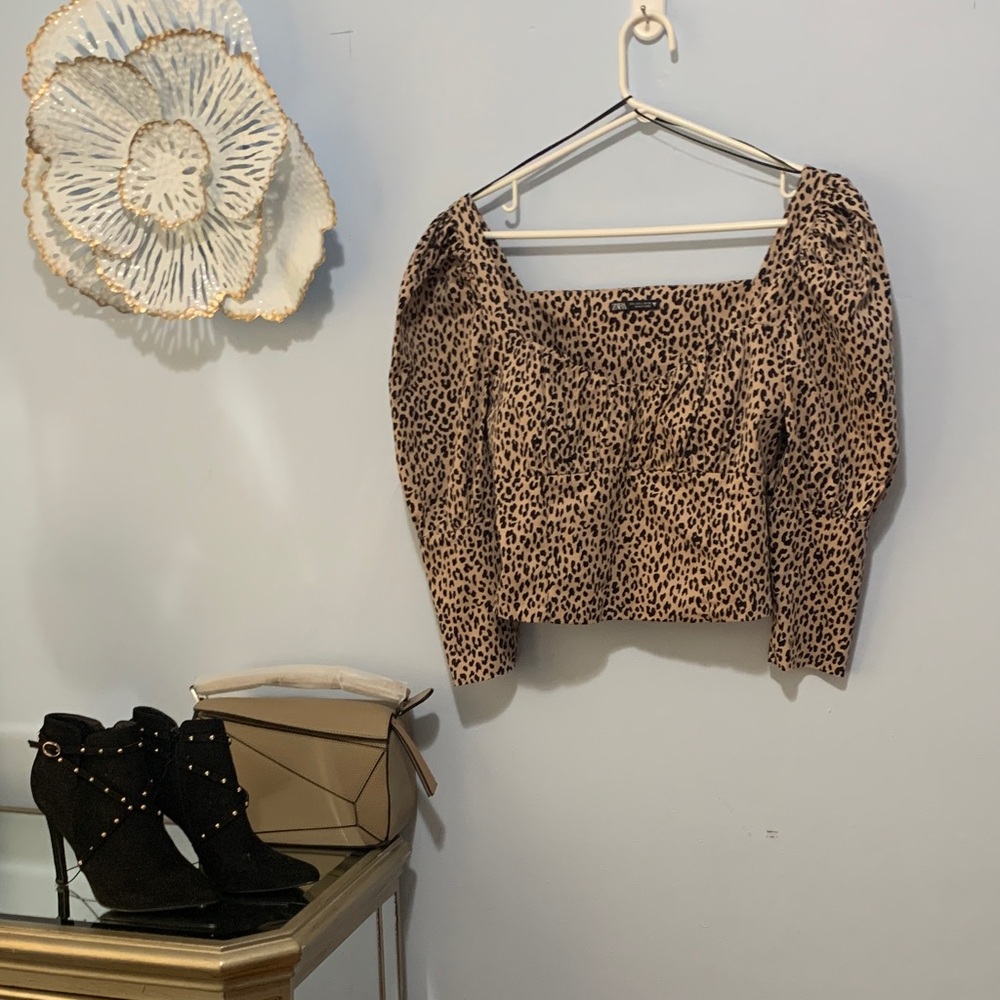 Zara size large, leopard print cropped shirt